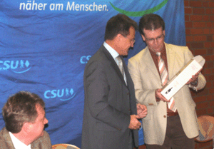 Mit Algunder Wein und einem Frhlingsgru bedankte sich CSU-Vorsitzender Reinhard Kleber beim Referenten zum diesjhrigen Fischessen, Reiner Meier, CSA-Bezirksvorsitzender.