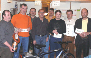 Die glcklichen Gewinner der Hauptpreise mit Spielleiter Ernst Dietl (dritter von links) stellvertretendem Vorsitzenden Martin Schregelmann (vierter von rechts) und Vorsitzendem Reinhard Kleber (zweiter von rechts). 