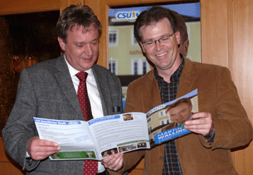 Brgermeister Martin Wallinger und CSU-Vorsitzender Reinhard Kleber prsentierten beim Wahlkampfauftakt im  Gasthof Riebel das informative und ehrliche Wahlprospekt der Etzenrichter CSU.