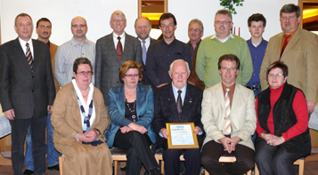 Die neu gewhlte Vorstandschaft der Etzenrichter CSU mit ihrem Vorsitzenden Reinhard Kleber (sitzend zweiter von rechts), mit dem fr 50 Jahre Mitgliedschaft geehrten Josef Windisch (vorne Mitte sitzend) und Landrat Simon Wittmann (stehend fnfter von links).